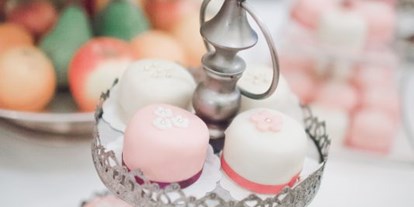 Hochzeit - Kirche - Cakepops und andere Leckereien für einen versüssten Abend.
Foto © stillandmotionpictures.com - Hotel CHÂTEAU BÉLA