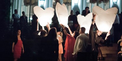 Hochzeit - Kirche - Silleiner Land - Feuerballons als bleibende Erinnerung an einen besonderen Abend.
Foto © stillandmotionpictures.com - Hotel CHÂTEAU BÉLA