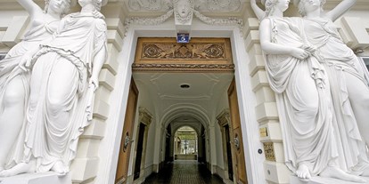 Hochzeit - Art der Location: Eventlocation - Wien - Eingang zum Palais Pallavicini gegenüber der Nationalbibliothek. - Palais Pallavicini