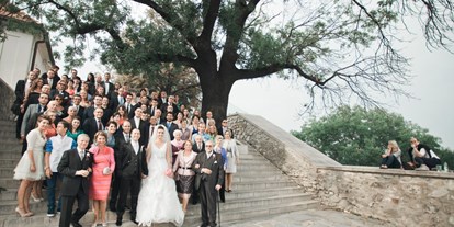Hochzeit - Weiden am See - Die Hochzeitsgesellschaft vor der Burg Bratislava.
Foto © stillandmotionpictures.com - REŠTAURÁCIA HRAD