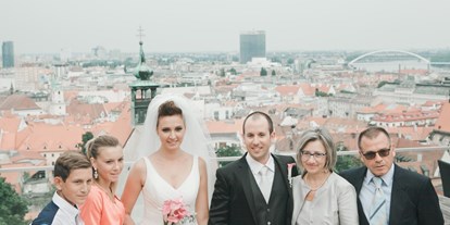 Hochzeit - Slowakei West - Heiraten in Bratislava. Die Hochzeitsgesellschaft vorm wunderschönen Panoramablick auf Bratislava.
Foto © stillandmotionpictures.com - REŠTAURÁCIA HRAD