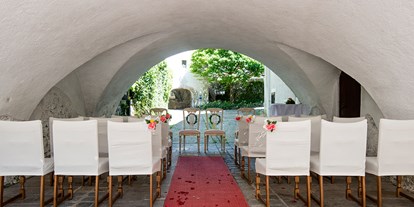 Hochzeit - Herbsthochzeit - Steiermark - Auch im Torbogen kann sich getraut werden :-) - Schloss Thörl