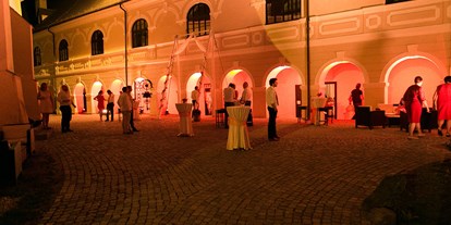 Hochzeit - Kapelle - Niederösterreich - Night-Life im Innenhof - Hochzeitsschloss Gloggnitz