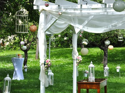 Hochzeit - Hochzeitsessen: Catering - Empfang im Park - Hochzeitsschloss Gloggnitz