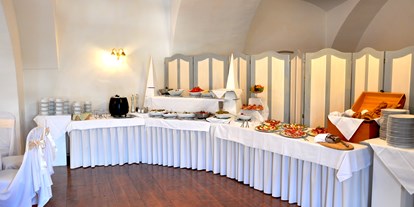 Hochzeit - Art der Location: Schloss - Niederösterreich - Buffet im großen Saal - Hochzeitsschloss Gloggnitz
