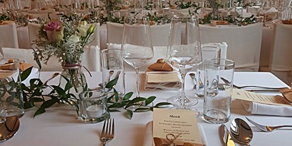 Hochzeit - Art der Location: Gasthaus - Kirchberg bei Mattighofen - Gedeckter Saal - Deko vom Brautpaar - Gasthof Englwirt 