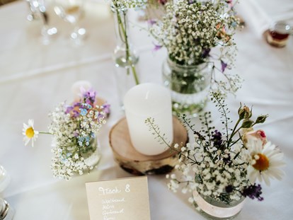 Hochzeit - Hochzeits-Stil: Modern - Gurk (Gurk) - Tischdeko passend zu eurem Farbkonzept. - Lillis Feststadl