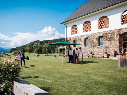 Hochzeit - Umgebung: am Land - Ossiach - Vor Lilli's Feststadl sorgen Sonnenschirm für ausreichend Schatten. - Lillis Feststadl