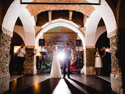 Hochzeit - St. Florian - Das Brautpaar auf der großen Tanzfläche. - Lillis Feststadl