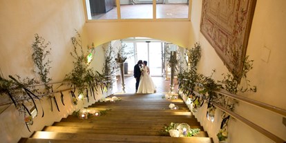 Hochzeit - Art der Location: Schloss - Wörthersee - Brautpaar kommt in den Festsaal  - Schloss Maria Loretto am Wörthersee