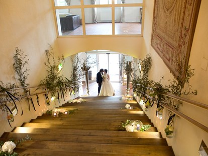 Hochzeit - Garten - Brautpaar kommt in den Festsaal  - Schloss Maria Loretto am Wörthersee