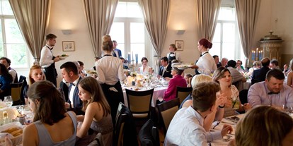 Hochzeit - Garten - Das Essen wird bei uns immer gleichzeitig eingestellt, Galaservice  - Schloss Maria Loretto am Wörthersee