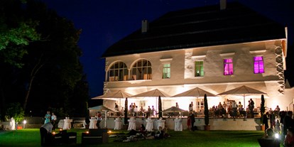 Hochzeit - Art der Location: Schloss - Kärnten - Kino im Schlossgarten bei einer Hochzeit - Schloss Maria Loretto am Wörthersee