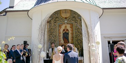 Hochzeit - Art der Location: Eventlocation - Österreich - Die Trauung vor der Schlosskapelle im Loretto. - Schloss Maria Loretto am Wörthersee