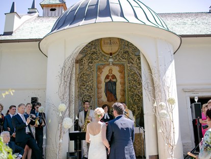 Hochzeit - Die Trauung vor der Schlosskapelle im Loretto. - Schloss Maria Loretto am Wörthersee