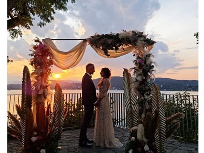 Hochzeit - Hochzeits-Stil: Modern - Bodensdorf (Steindorf am Ossiacher See) - Der magische Moment beim Sonnenuntergang. - Schloss Maria Loretto am Wörthersee