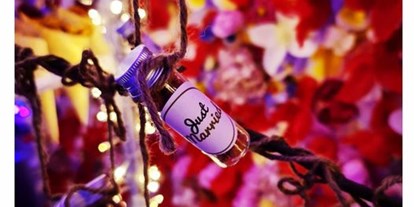 Hochzeit - Art der Location: Eventlocation - Österreich - Die Candybar im Wintergarten, ein Dessert und ein Meer von Blumen.  - Schloss Maria Loretto am Wörthersee