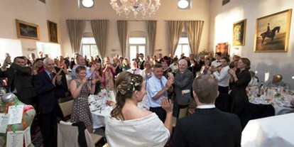 Hochzeit - Standesamt - Kärnten - Das Brautpaar kommt in den Raum - Schloss Maria Loretto am Wörthersee