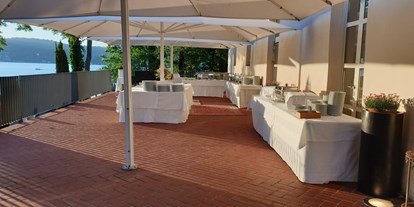 Hochzeit - Art der Location: Eventlocation - Österreich - Das Büffet auf der Schlossterrasse aufgebaut.  - Schloss Maria Loretto am Wörthersee