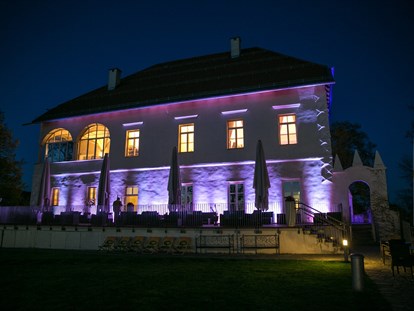 Hochzeit - Hochzeits-Stil: Modern - Gurk (Gurk) - Lichterspiele im Schloss Maria Loretto am Wörthersee. - Schloss Maria Loretto am Wörthersee