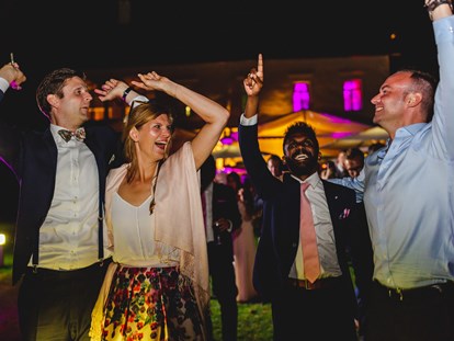Hochzeit - Hochzeits-Stil: Urban Chic - Grafenstein - Party im Schlossgarten  - Schloss Maria Loretto am Wörthersee
