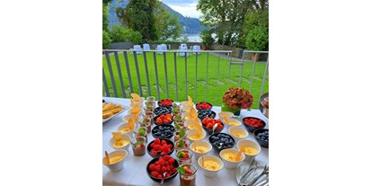 Hochzeit - Umgebung: am See - Wörthersee - hausgemachte Desserts auf der Schlossterrasse nach dem Dinner, - Schloss Maria Loretto am Wörthersee