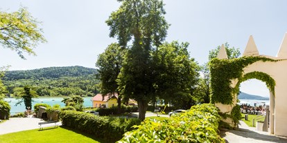 Hochzeit - Art der Location: Schloss - Kärnten - Gartenansicht von der vorderen Terrasse. - Schloss Maria Loretto am Wörthersee