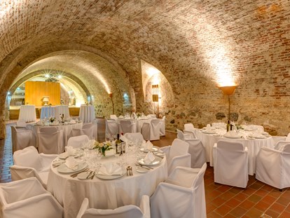 Hochzeit - externes Catering - Forchtenstein - Der Lutherkeller der Burg Forchtenstein bietet Platz für bis zu 110 Hochzeitsgäste. - Burg Forchtenstein