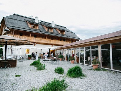 Hochzeit - Köttmannsdorf - Feiern Sie Ihre Hochzeit in der Stiftsschmiede am Ossiacher See in Kärnten.
Foto © henrywelischweddings.com - Stiftsschmiede Ossiacher See