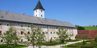 Hochzeit - Art der Location: Schloss - Oberösterreich - An der Gartenfassade befinden sich Fresken aus der Zeit um 1580, die  als Hauptwerk der österreichischen und der süddeutschen Renaissancekunst gelten. - Landschloss Parz