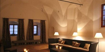 Hochzeit - Art der Location: Schloss - Oberösterreich - Die stylishe Kamin-Lounge ist ideal für Brautstehlen geeignet. - Landschloss Parz