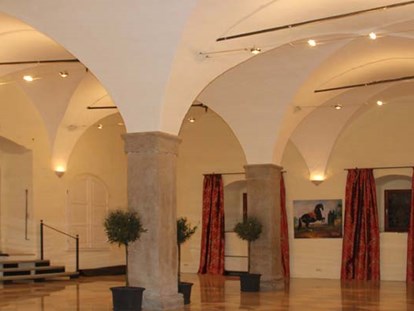 Hochzeit - externes Catering - Vöcklabruck - Das Schloss-Gewölbe mit seinen mächtigen Steinsäulen und Marmorboden ist direkt vom Schlosshof zugänglich.  - Landschloss Parz