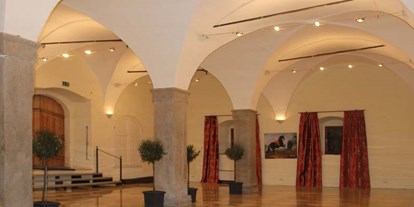 Hochzeit - Art der Location: im Freien - Schwaben - Das Schloss-Gewölbe mit seinen mächtigen Steinsäulen und Marmorboden ist direkt vom Schlosshof zugänglich.  - Landschloss Parz