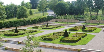 Hochzeit - Art der Location: Schloss - Oberösterreich - Blick in den formal gestalteten Renaissance-Garten - Landschloss Parz