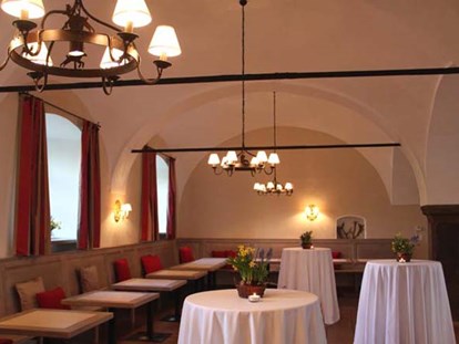 Hochzeit - barrierefreie Location - Haibach (Natternbach) - Gemütlich-elegante Feiern finden in den Gewölben des Schlosswirtes am offenen Kamin statt. - Landschloss Parz