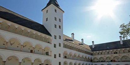 Hochzeit - Art der Location: Schloss - Oberösterreich - Die Arkadengänge von Landschloss Parz werden von 100 Säulen getragen. - Landschloss Parz