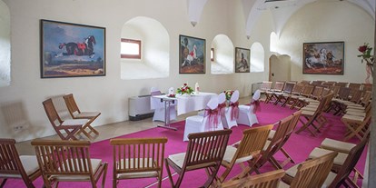 Hochzeit - Art der Location: Schloss - Oberösterreich - Standesamtliche Trauungen sind im Landschloss Parz in den verschiedenen Innenräumen möglich. Hier ist alles für eine Trauung im Schloss-Gewölbe vorbereitet. - Landschloss Parz