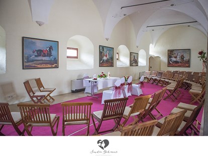 Hochzeit - Weinkeller - Oberösterreich - Standesamtliche Trauungen sind im Landschloss Parz in den verschiedenen Innenräumen möglich. Hier ist alles für eine Trauung im Schloss-Gewölbe vorbereitet. - Landschloss Parz