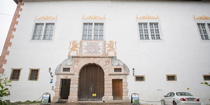Hochzeit - Art der Location: im Freien - Schwaben - Schloss-Portal des Landschlosses Parz. - Landschloss Parz