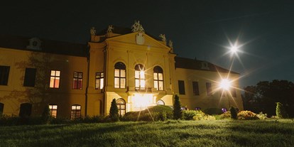 Hochzeit - Umgebung: im Park - Weiden am See - Das Schloss Eckartsau bei Nacht. - Schloss Eckartsau