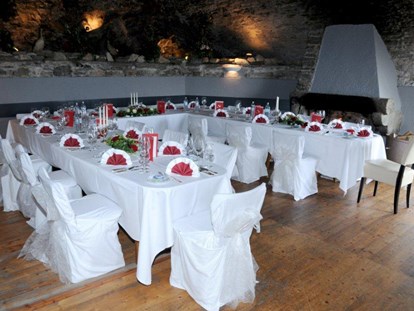 Hochzeit - Art der Location: Restaurant - Treffen (Treffen am Ossiacher See) - Hochzeitstafel im Burgstüberl, Burg Landskron - Burg Landskron