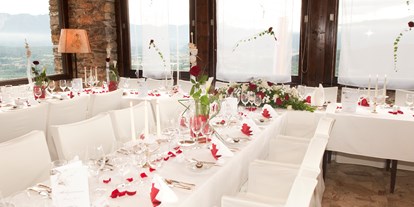 Hochzeit - Art der Location: im Freien - Hochzeitstafel im Turmsaal, Burg Landskron - Burg Landskron