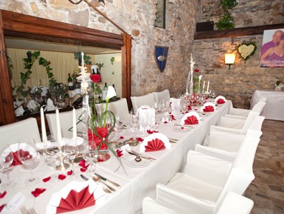 Hochzeit - Hochzeits-Stil: Boho-Glam - Drobollach am Faaker See - Hochzeitstafel im Turmsaal, Burg Landskron - Burg Landskron