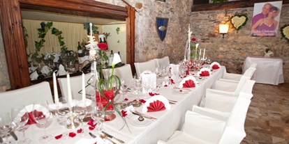 Hochzeit - Art der Location: im Freien - Österreich - Hochzeitstafel im Turmsaal, Burg Landskron - Burg Landskron
