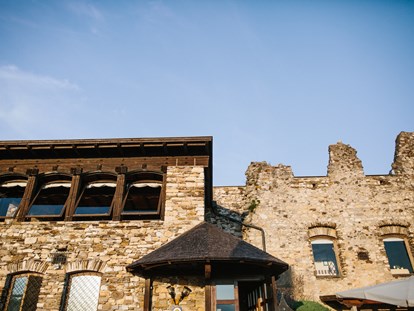 Hochzeit - Art der Location: Restaurant - Blick auf die Burg Landskron. - Burg Landskron