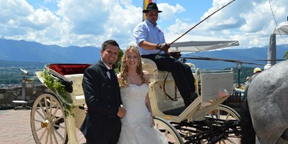 Hochzeit - Art der Location: im Freien - Österreich - Ankunft des Brautpaares mit der Pferde-Kutsche - Burg Landskron