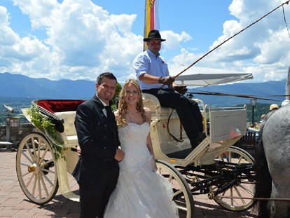 Hochzeit - Standesamt - Ankunft des Brautpaares mit der Pferde-Kutsche - Burg Landskron