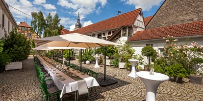 Hochzeit - Wickeltisch - Bayern - Kaffeetrinken im Innenhof des Weingutes... - Winzerhof Stahl, Auernhofen
