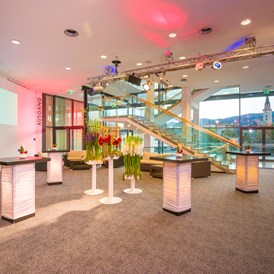Hochzeit: Ob Drauterrasse, Penthouse oder Foyer - wir bieten Ihnen für Ihren Empfang ein Zauberhaftes Ambiente! (Foyer Congress Center) - voco Villach