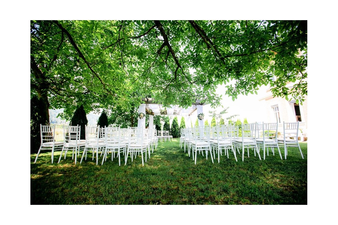 Hochzeit: Luftig, weiß und von leichter Windbrise umgeben gibt Euch die Natur diesen romantischen Hauch eines Sommertagtraumes - Alte Schule